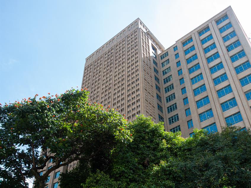 O concurso SEFAZ SP 2025 oferece 200 vagas para Auditor Fiscal com salário inicial de R$ 21.177,10.